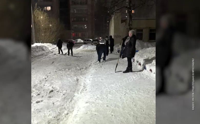 Ярославцы помогают коммунальщикам расчищать снег во дворах