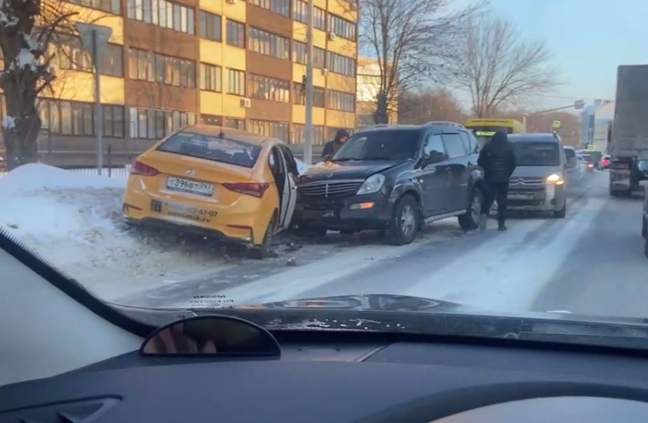 Пробка в обе стороны: в Ярославле произошло ДТП с участием автомобиля такси