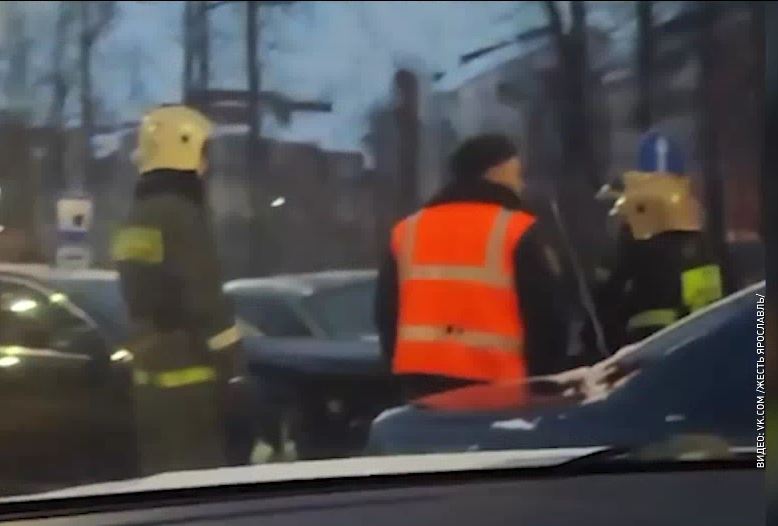 Едва не пострадал ребёнок: на Тутаевском шоссе в Ярославле столкнулись две иномарки