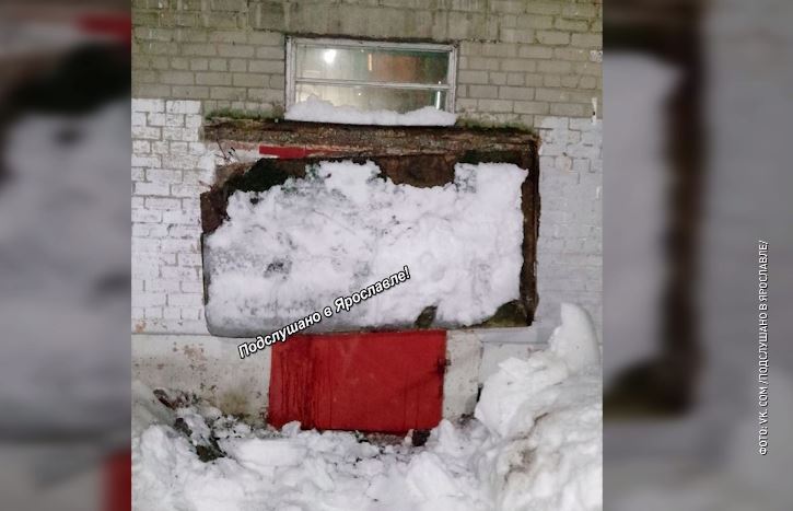 В Ярославле на улице Гагарина под натиском снега рухнул бетонный козырек подъезда