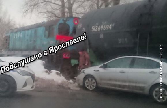 Поезд смял легковушку на Полушкиной роще в Ярославле