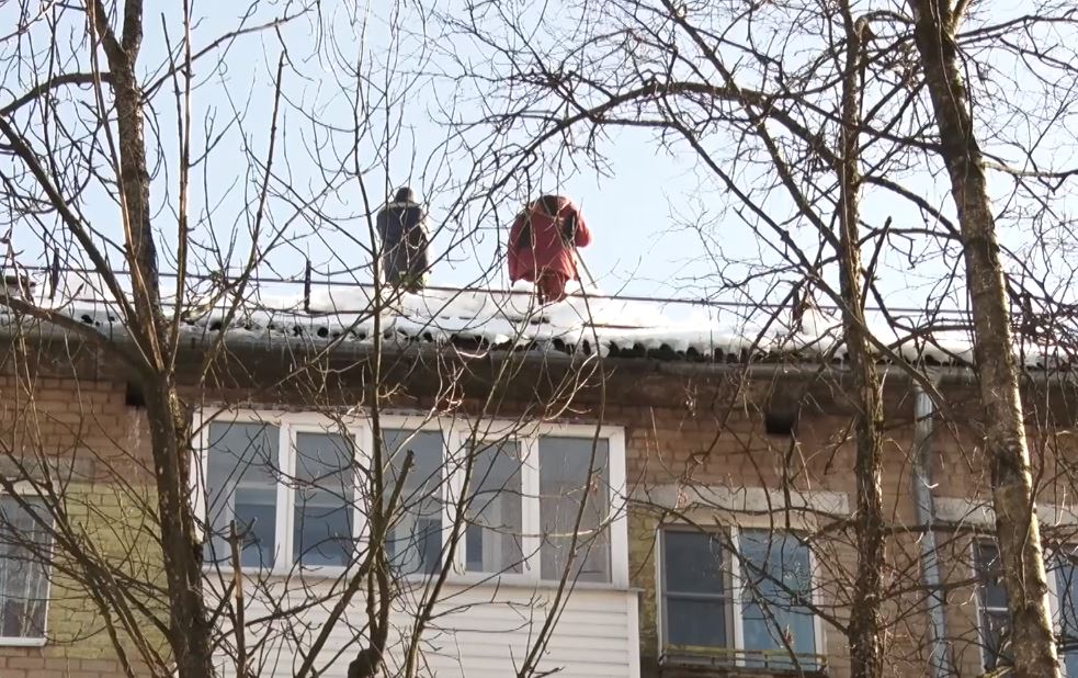 Угроза сверху: за нечищеные крыши в Ярославле организациям грозят штрафы