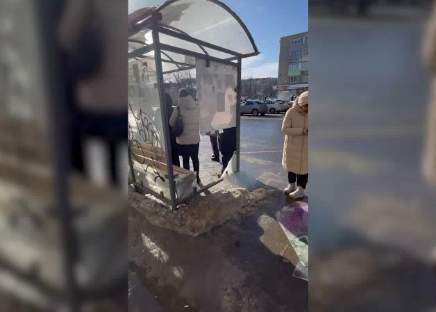 В Ярославле неизвестные разгромили автобусную остановку