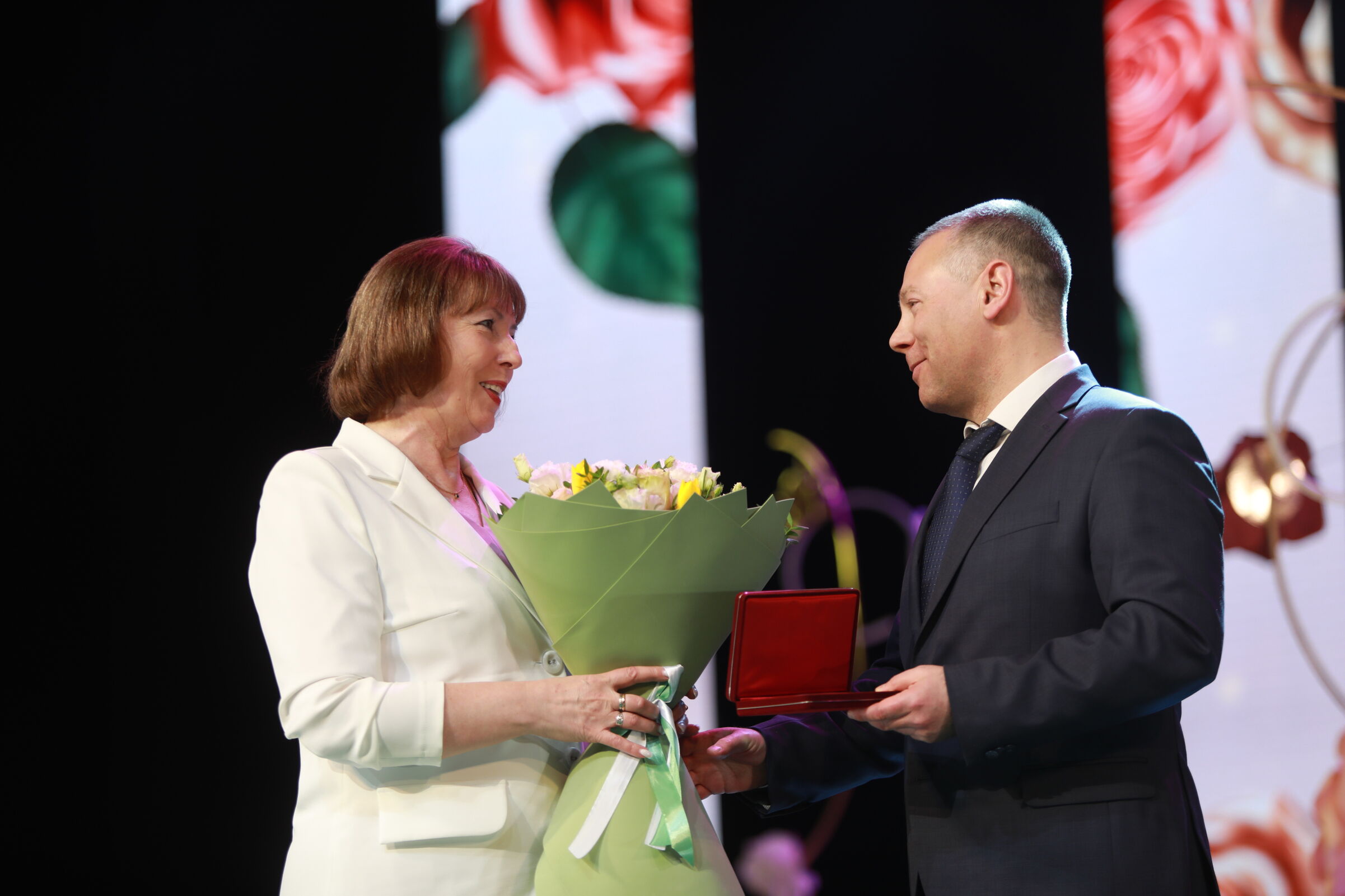 Губернатор Михаил Евраев поздравил женщин с наступающим праздником