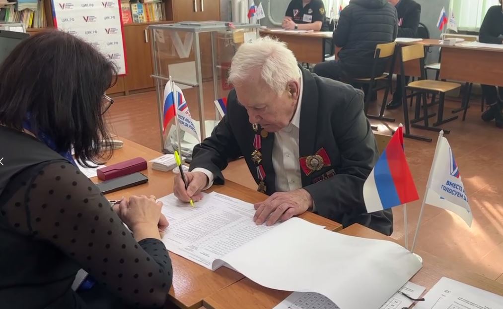 В Ярославле 101-летний ветеран Михаил Пеймер проголосовал на выборах президента