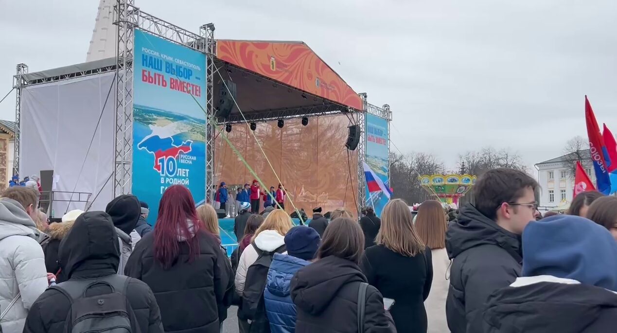 На Советской площади началась праздничная программа в честь десятилетия воссоединения Крыма с Россией