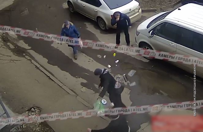 Драка во дворе Рыбинска попала в объектив камеры видеонаблюдения