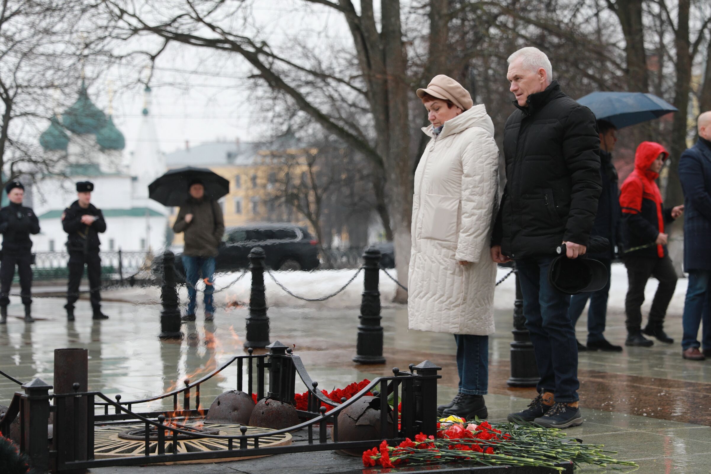 Ярославцы несут цветы и мягкие игрушки к вечному огню в память о погибших в Крокусе