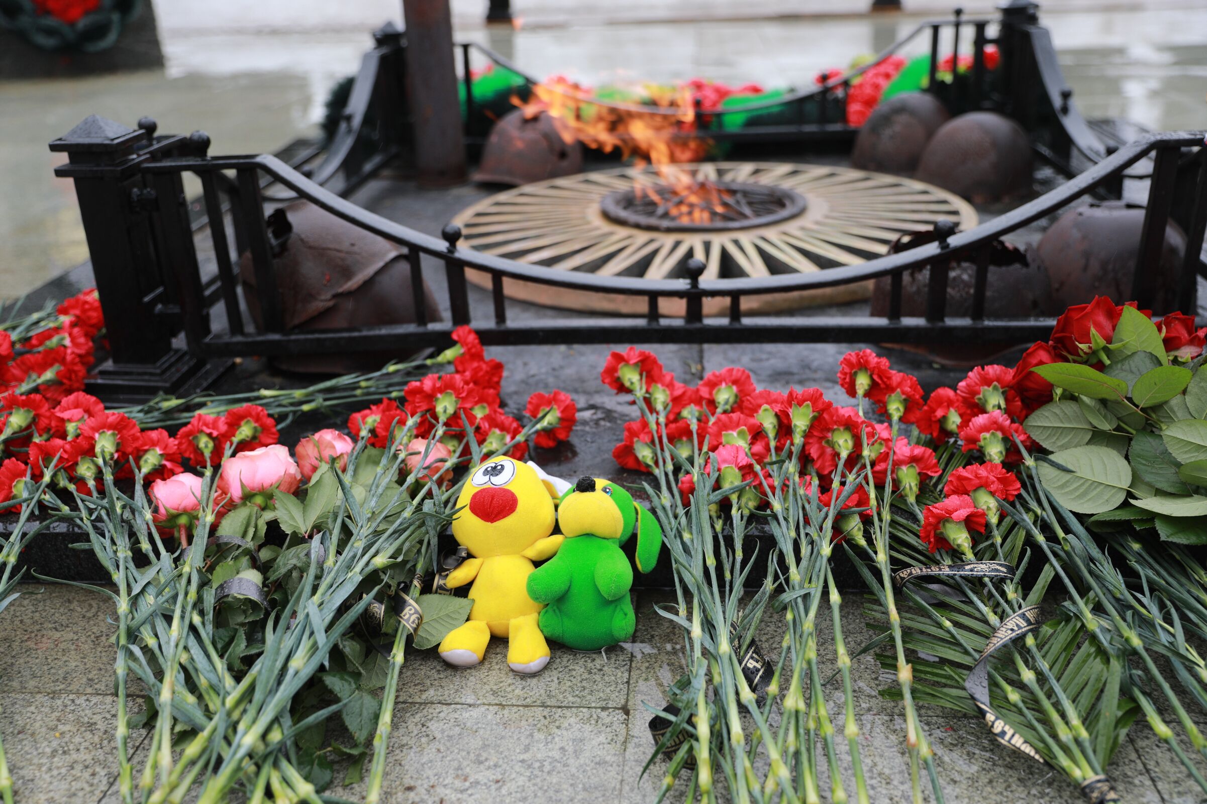 Ярославцы несут цветы и мягкие игрушки к вечному огню в память о погибших в Крокусе