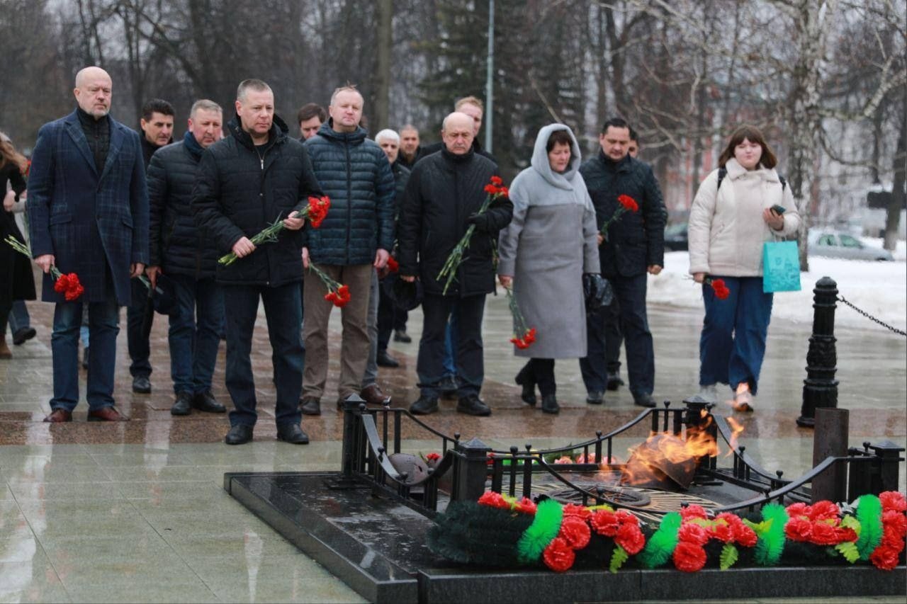 Михаил Евраев возложил цветы в память о погибших в «Крокус Сити Холле»