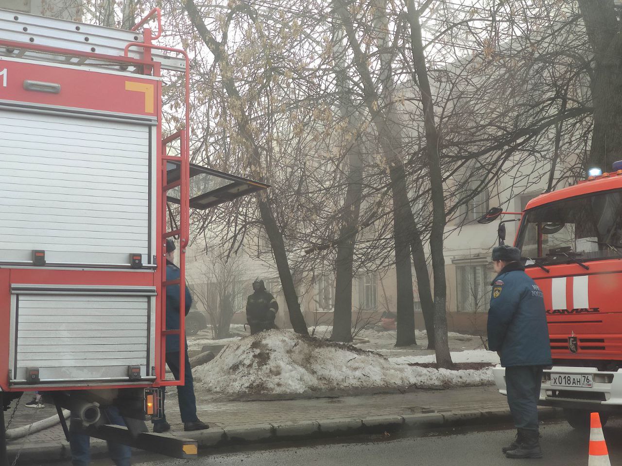 Проспект заполонило дымом: в Ярославле горит дом