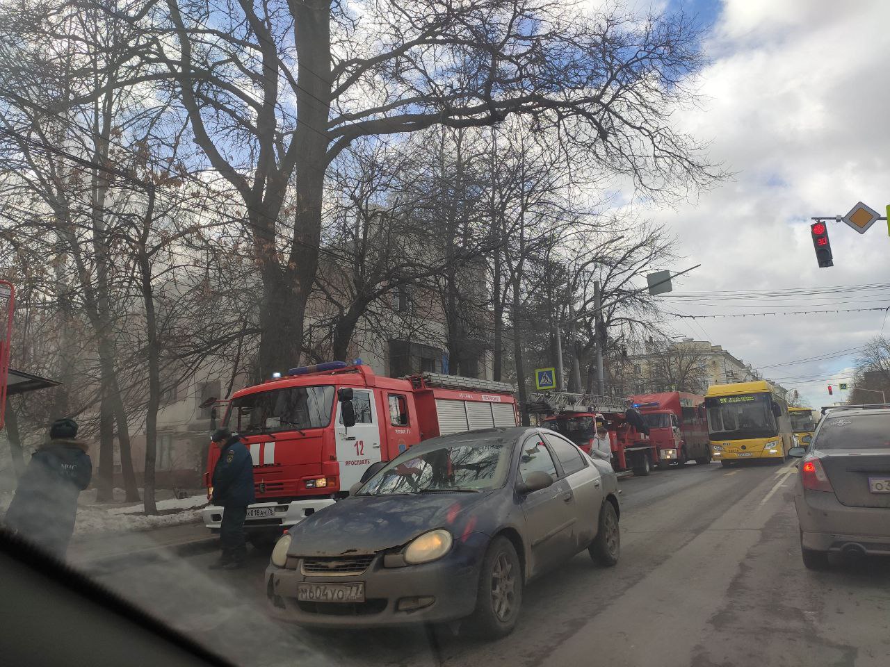 Проспект заполонило дымом: в Ярославле горит дом