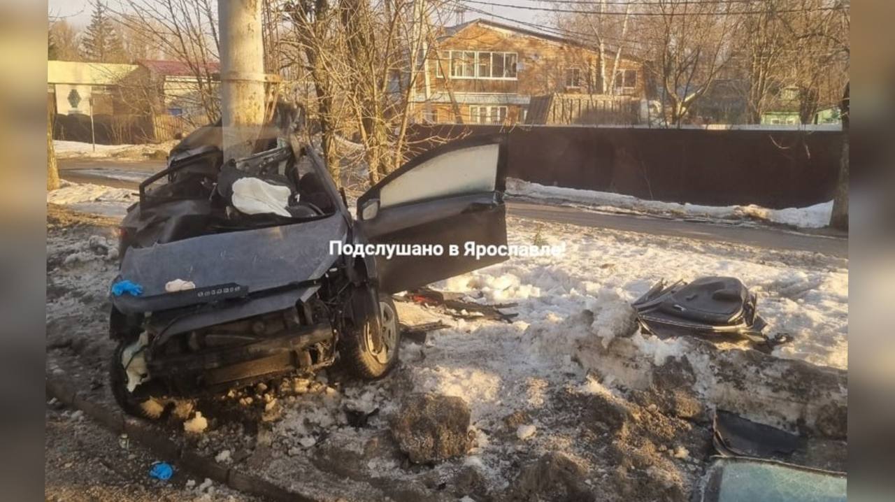 В Ярославле машину намотало на столб, водитель не выжил