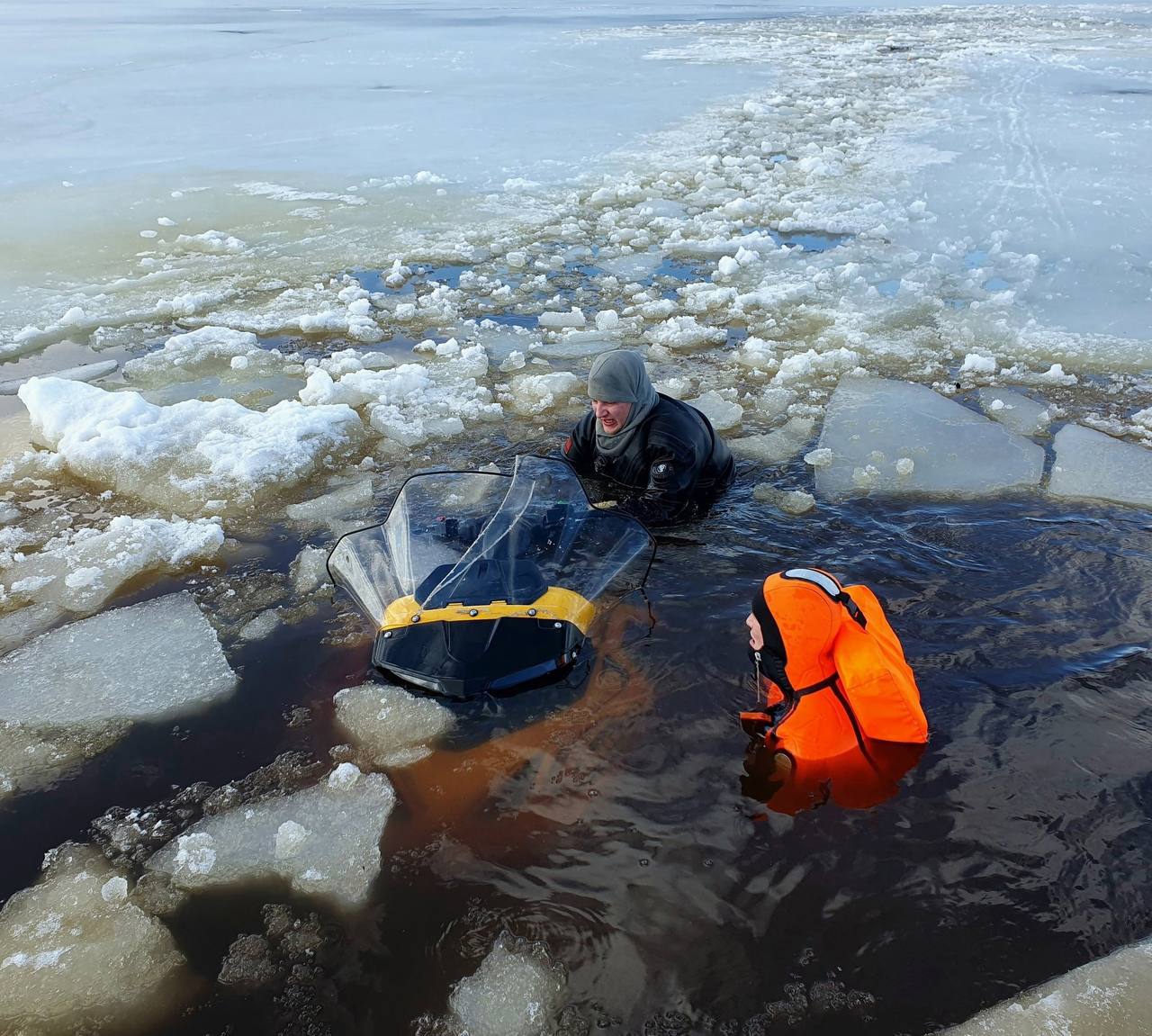 Рыба важнее жизни: в Рыбинске под лед провалились рыбаки