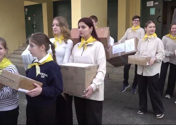 Учителя и ученики 90 школы Ярославля отправили гуманитарный груз для наших солдат
