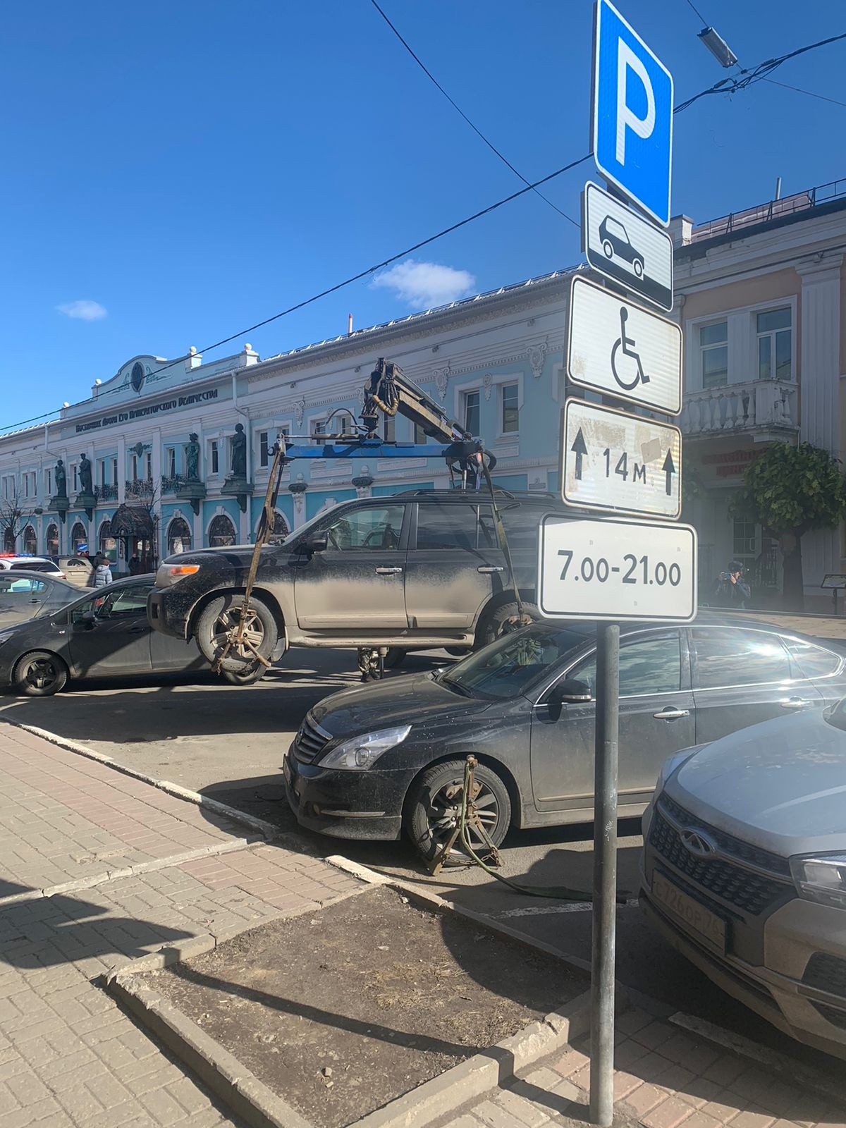 Почти 200 машин эвакуировали из центра Ярославля из-за неправильной парковки