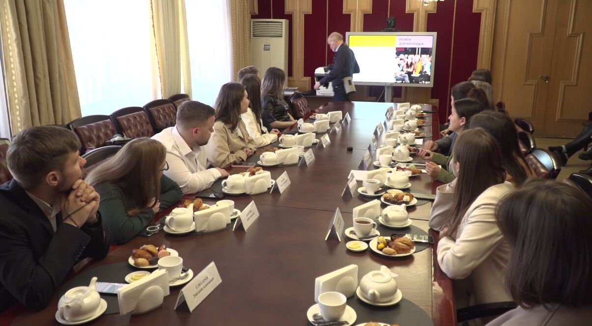 В здании правительства Ярославской области прошел деловой завтрак яркие представителями молодежи