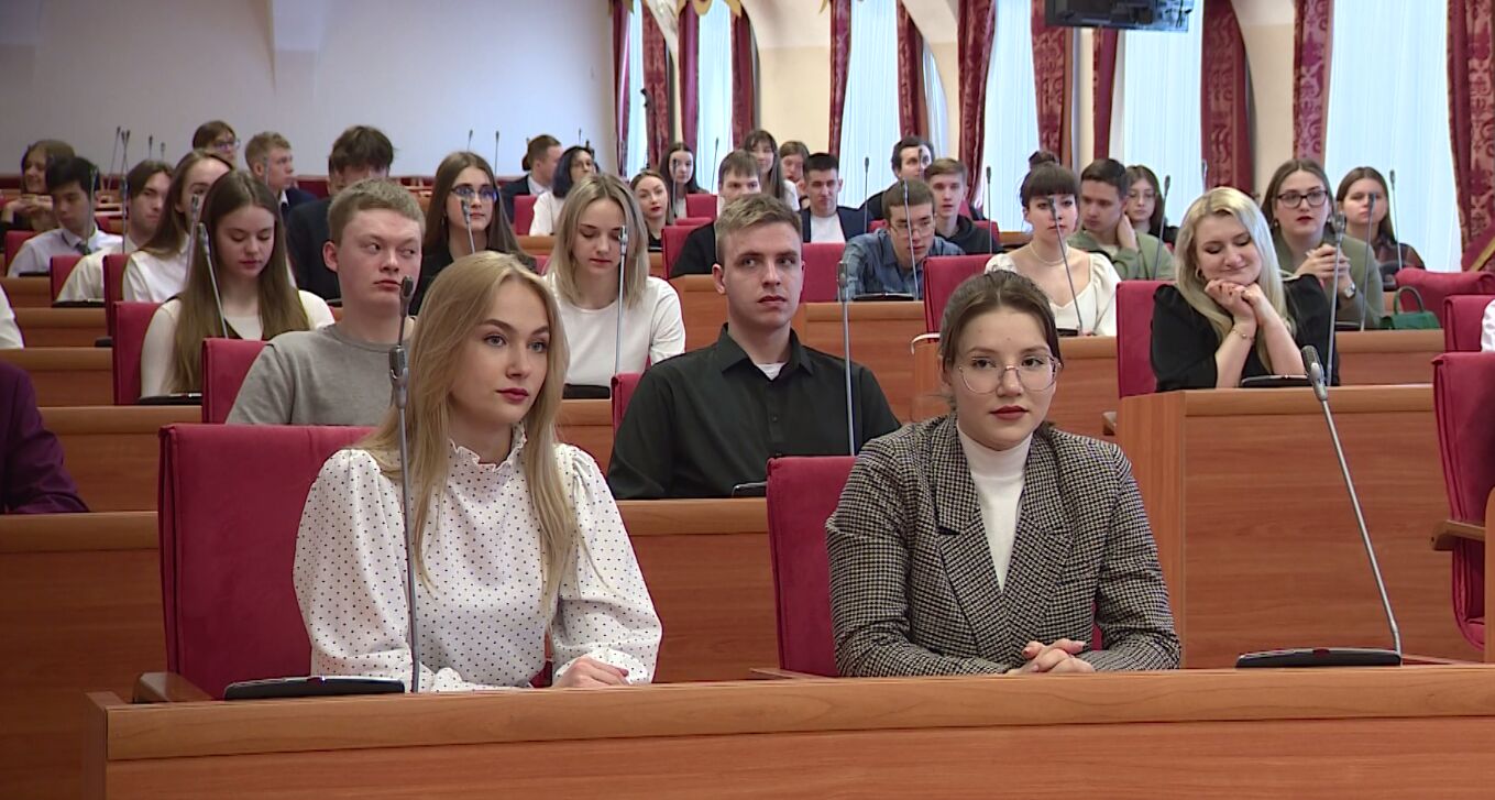 Кресла депутатов Ярославской областной Думы сегодня заняли студенты