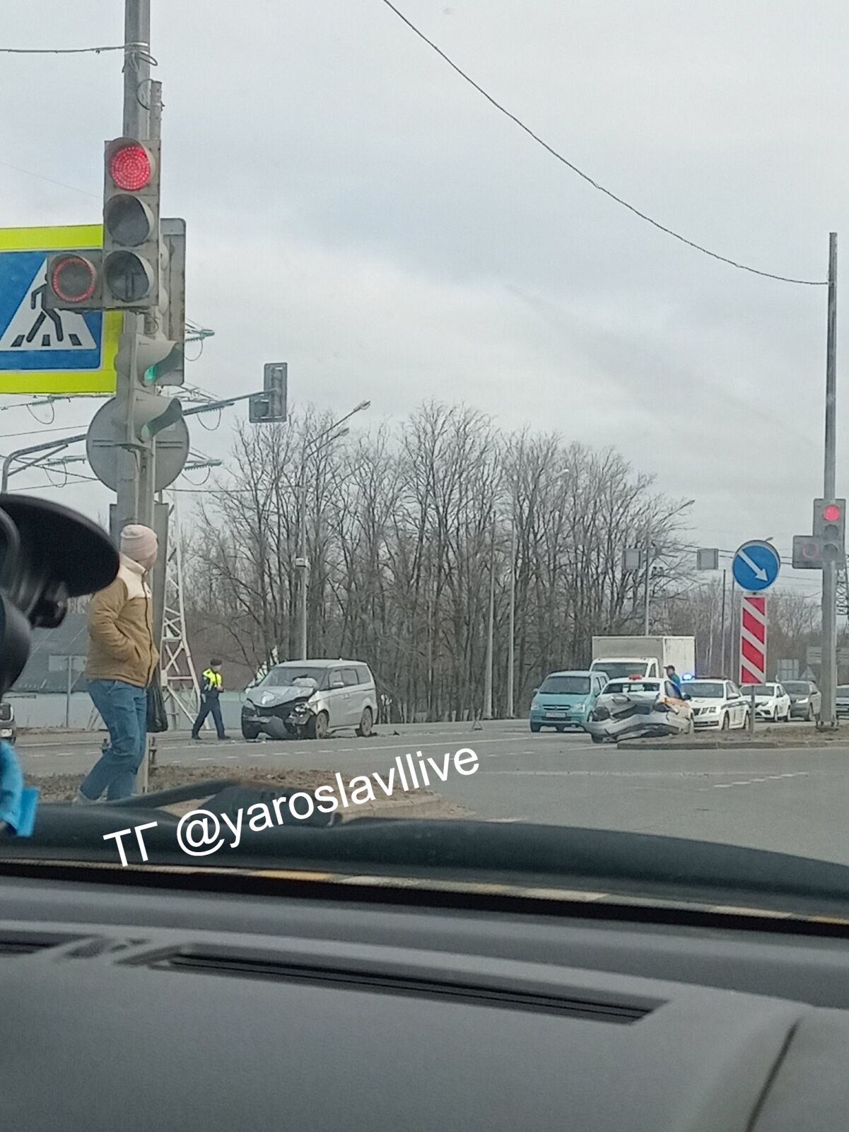Такси и минивэн столкнулись на выезде из Ярославля