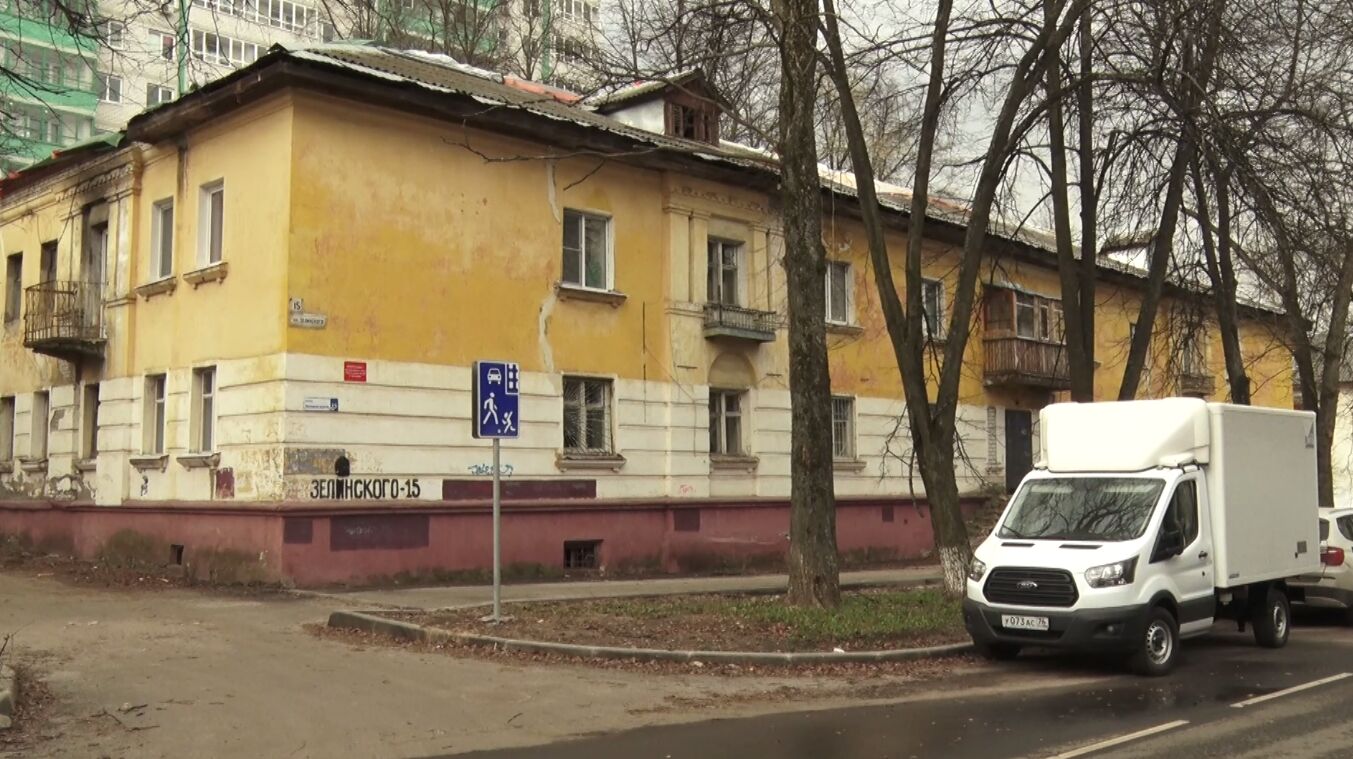 Жители жаловались на протечки: в Ярославле начали ремонтировать крышу дома на улице Зелинского