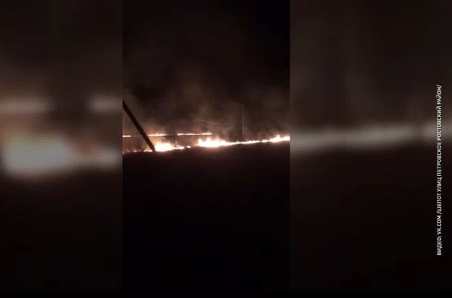 В Ростовском районе огонь едва не охватил целую деревню