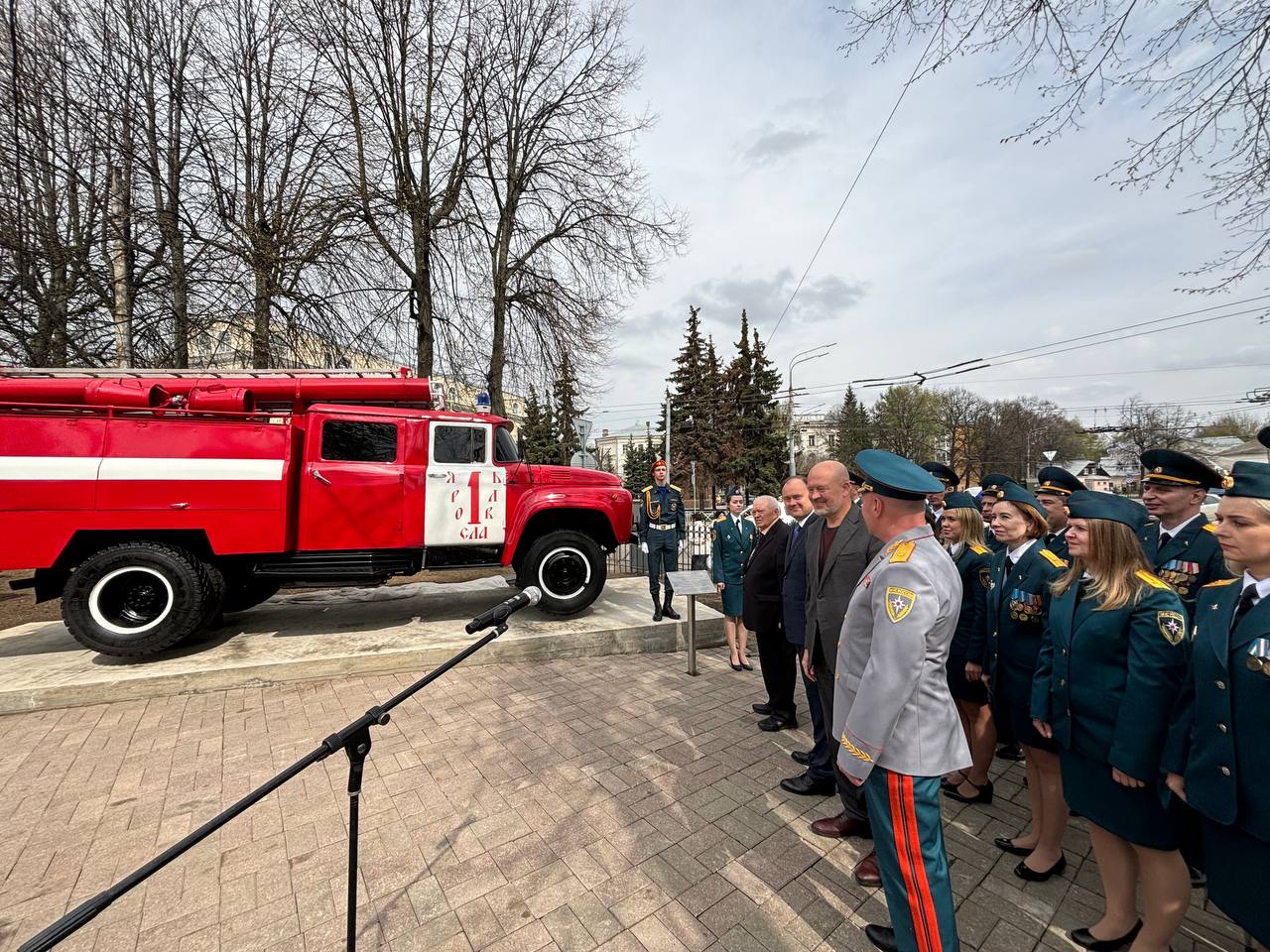 30 лет прослужила в боевом расчете. В Ярославле торжественно открыли памятник пожарной машине