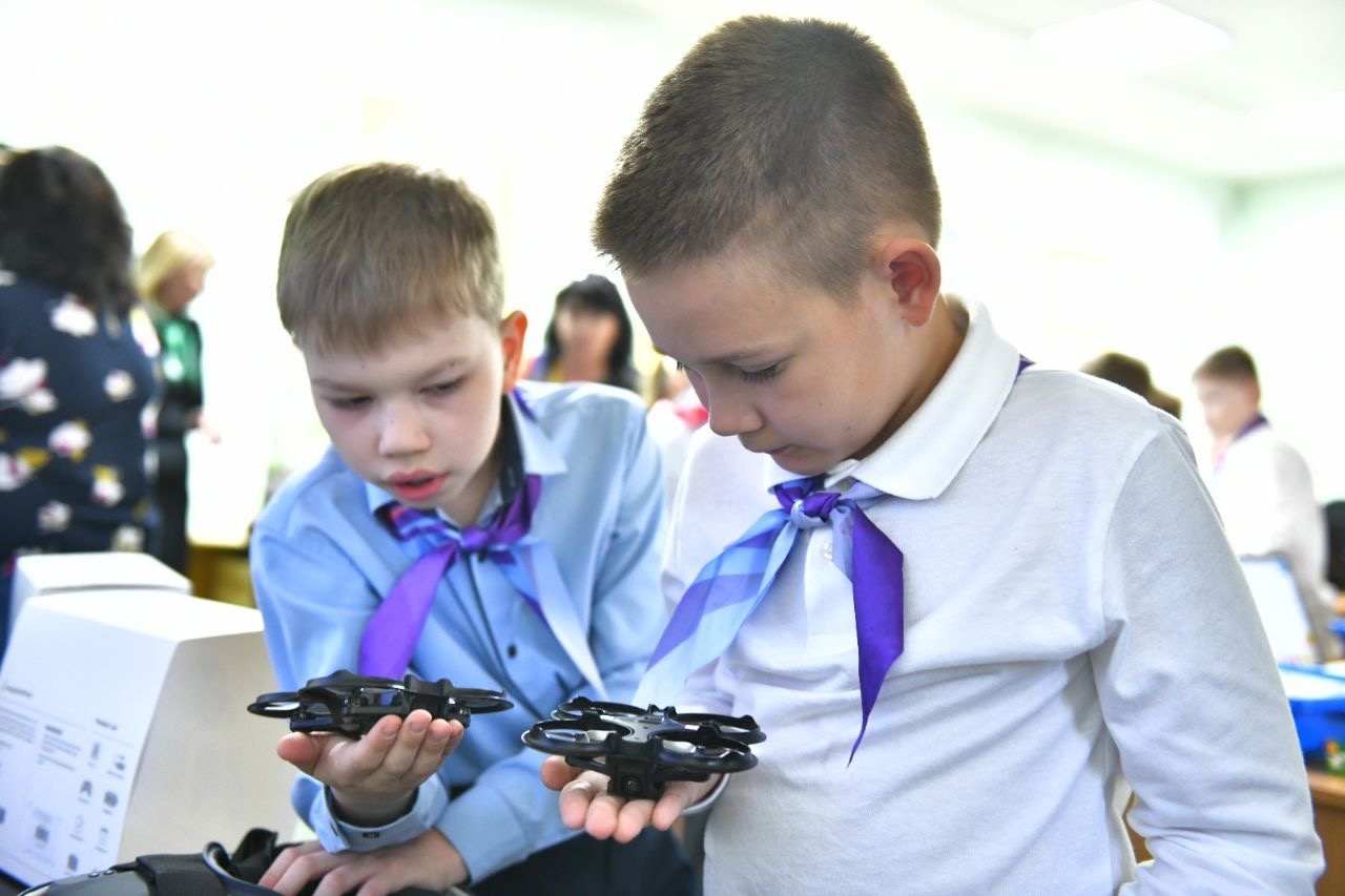 Ученикам ярославской школы вручили четыре квадрокоптера