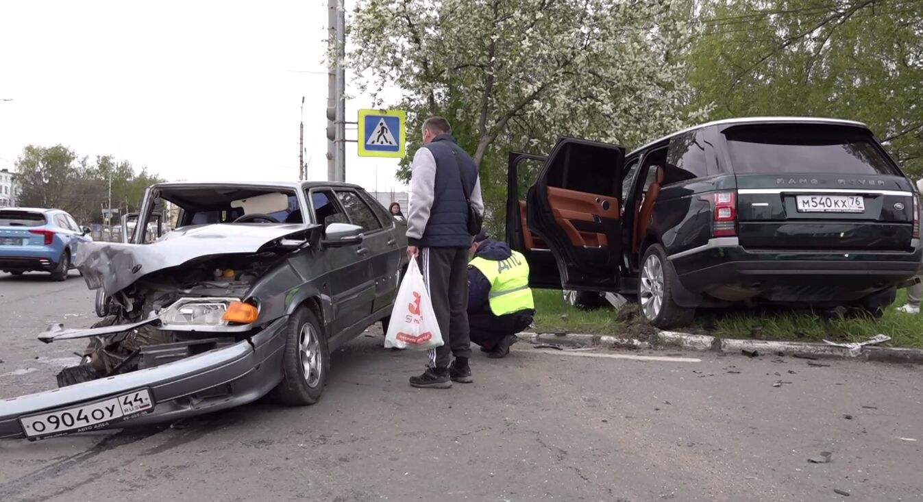 Зажало на пассажирском сидении. После крупного ДТП в Ярославле госпитализированы двое человек