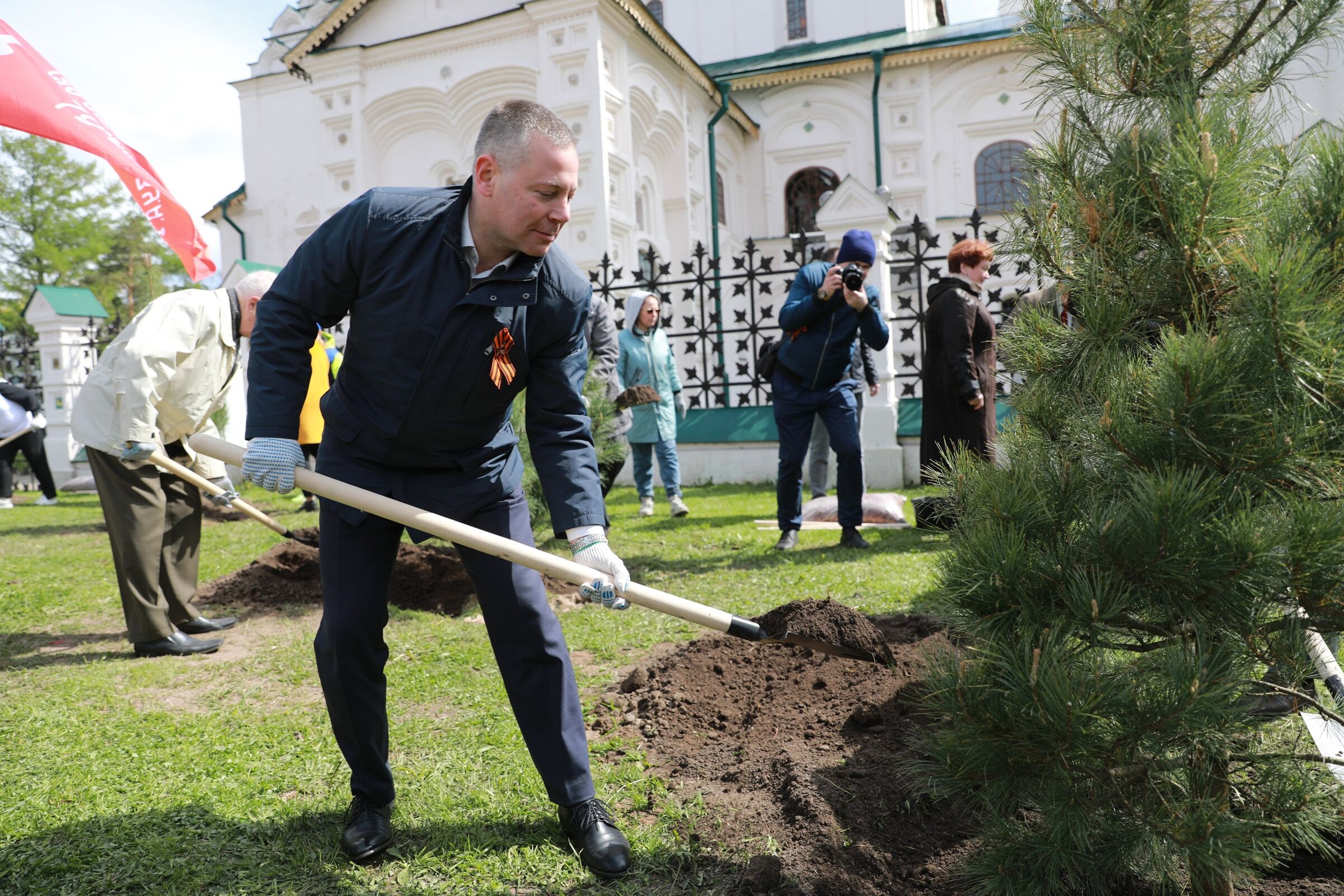 Губернатор Михаил Евраев принял участие в акции «Сад памяти»