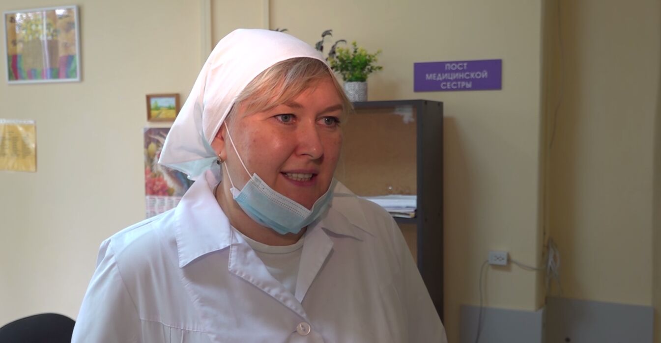Сестры милосердия помогают тяжелобольным пациентам в больнице имени Семашко