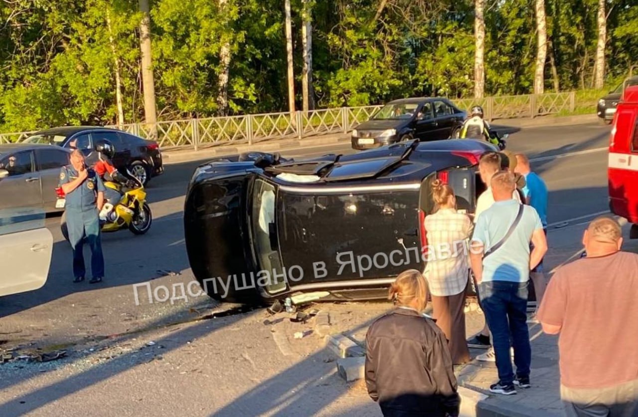 Водители в больнице, иномарки изувечены: в Ярославле у ТЦ «Тандем» случилась страшная авария