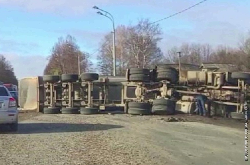 Фура перевернулась и улетела в кювет: в сети появилось видео ДТП под Переславлем-Залесским