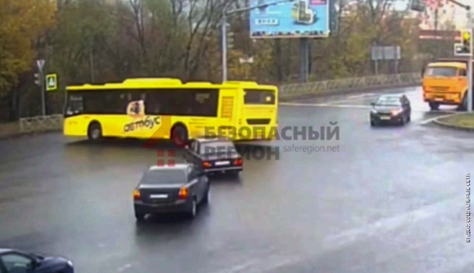 В утренний час пик на проспекте Ленина в Ярославле столкнулись две легковушки