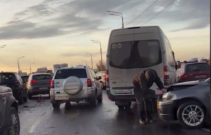 Аварии и пробки по всему городу: в Ярославле начался «день жестянщика»