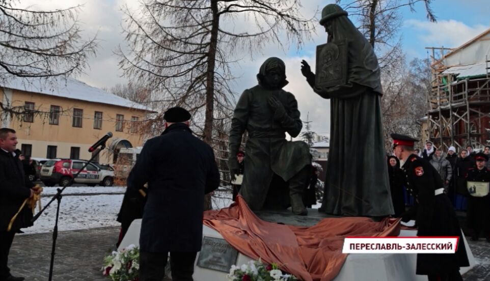 В Переславле-Залесском открыли памятник «Благословение матери»