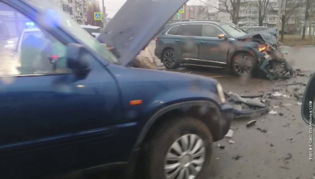 На Ленинградском проспекте в Ярославле из-за серьезного ДТП образовалась пробка