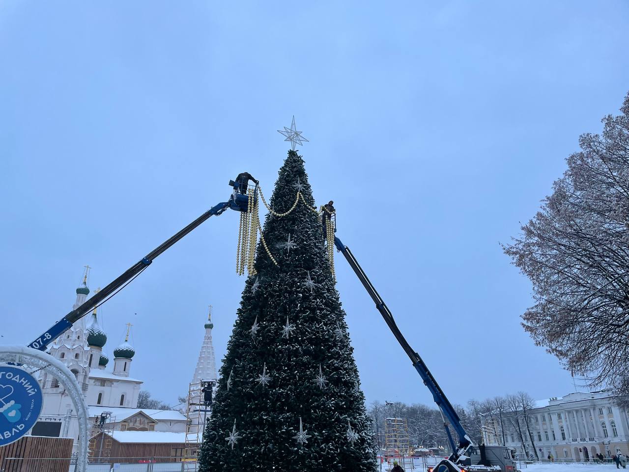 На Советской площади Ярославля установили главную елку города