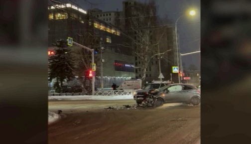 На перекрестке в центре Ярославля произошло серьезное ДТП