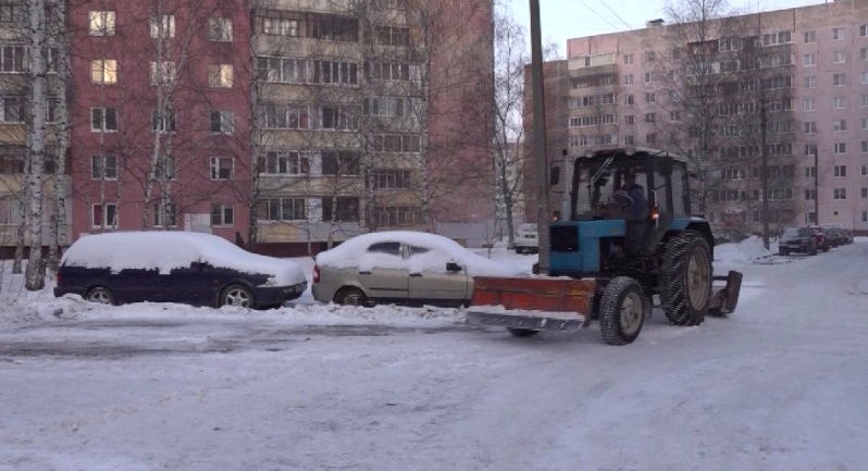 В Ярославле ведут борьбу с «подснежниками» - брошенными на парковках автомобилями