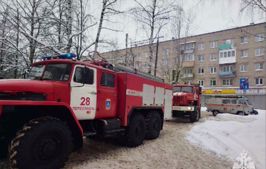 В Переславле-Залесском пожарные спасли мужчину из загоревшейся от сигареты квартиры