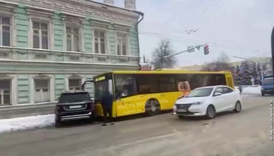 В Ярославле из-за столкновения внедорожника с автобусом образовалась пробка