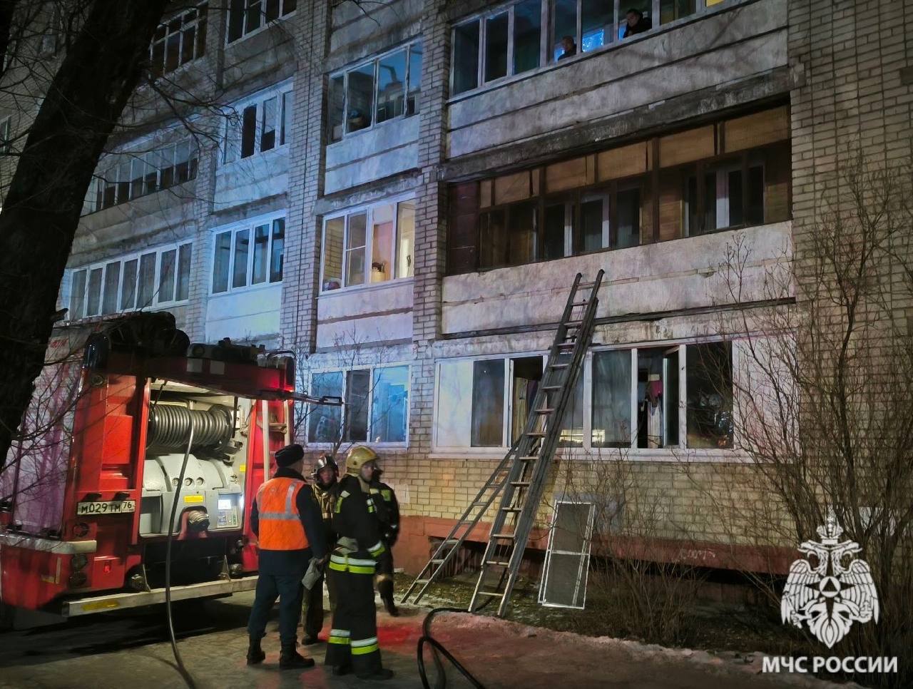 Двое взрослых и двое детей погибли при пожаре в ярославской квартире