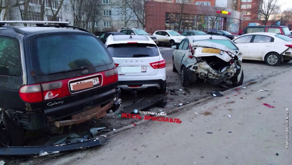 На Московском проспекте в Ярославле на парковке протаранили три автомобиля