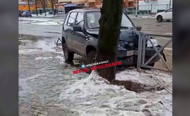 В Ярославле водитель ушел от столкновения с перебегающим пешеходом и врезался в ограждение