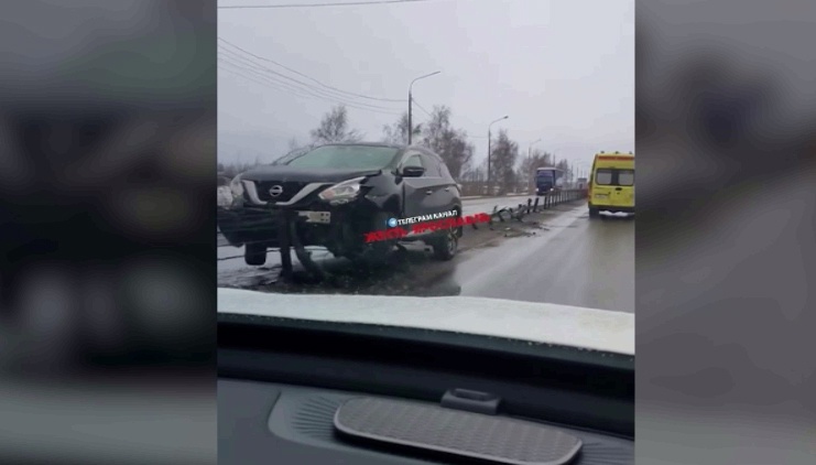 В Ярославле внедорожник повис на ограждении: в сети появились кадры ДТП