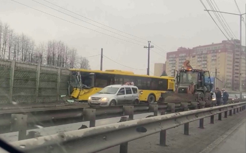 Тройное ДТП спровоцировало пробку: на проспекте Фрунзе в Ярославле автобус с пассажирами влетел в забор