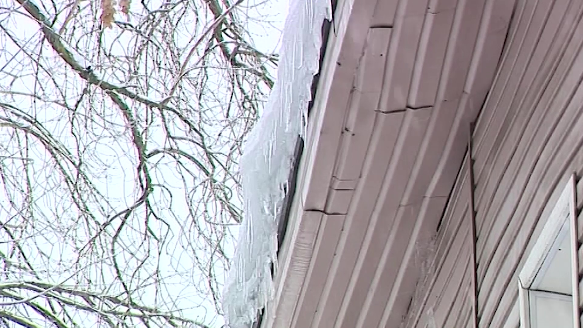 Экс-сотруднику УФСИН грозит пять лет колонии за падение на прохожую тяжелой глыбы льда с крыши